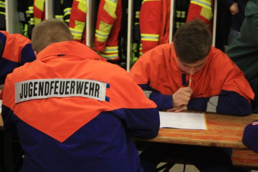 Die Jugendfeuerwehr knobelt über kniffligen Fragebögen
