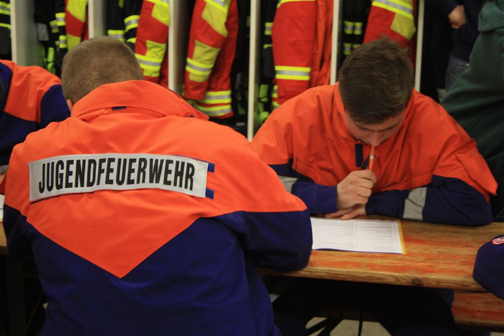 Die Jugendfeuerwehr knobelt über kniffligen Fragebögen