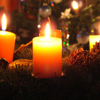 Kerzen auf Adventskranz (Lizenz: CC-BY-NC-ND, Feuerwehr Wiesbaden)