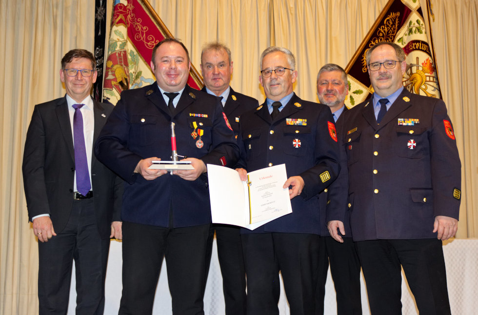 Simon Srownal das Ehrenkreuz der Feuerwehren im Landkreis Donau-Ries verliehen