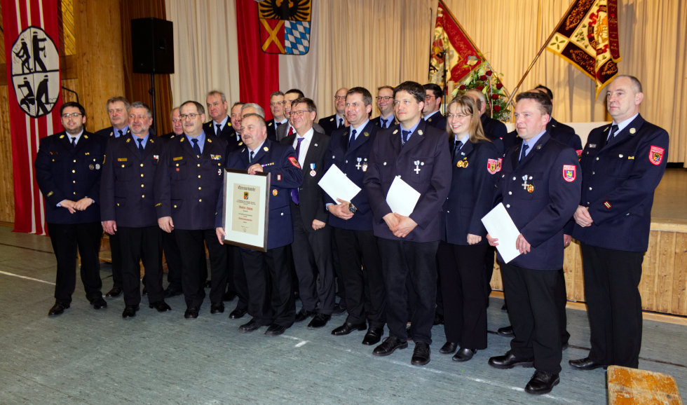 Geehrte und Verabschiedete Personen auf der Frühjahrsdienstversammlung 2019 der Feuerwehren des Landkreises Donau-Ries